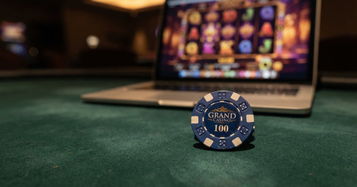 Illustration d'un jeton ADA posé sur une table de casino virtuelle, avec l'interface d'un casino en ligne en arrière-plan — la double face du dépôt crypto : le token et la plateforme